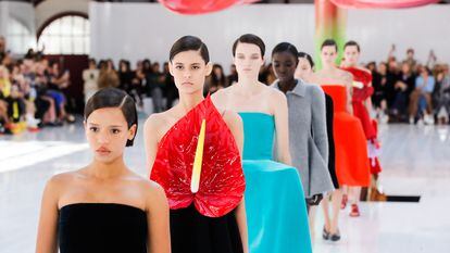 Una serie de modelos presentan la colección primavera/verano 2023 de Loewe, este 30 de septiembre en la semana de la moda de París.