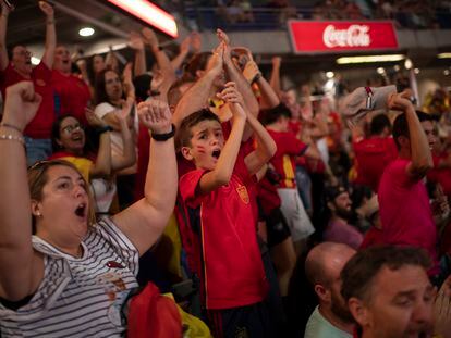 Seguidores de La Roja celebran el gol de Carmona en el WiZink Center de Madrid.