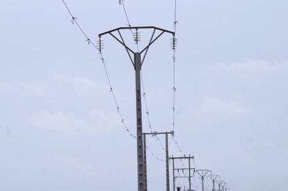 Vista de unas torres del tendido eléctrico, en una imagen de archivo.