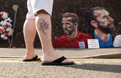 Mral gigante creado por el artista callejero Nathan Parker de Gareth Southgate, Harry Kane y Raheem Sterling antes de la final de la Euro 2020 entre Inglaterra e Italia.