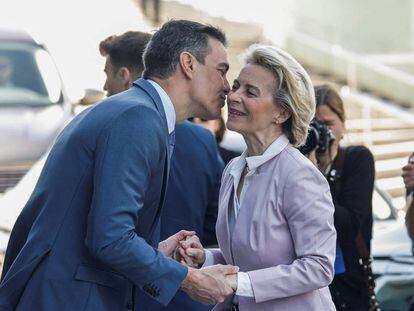 Spanish Prime Minister Pedro Sanchez welcomes European Commission President Ursula von der Leyen for a meeting of the Cercle d'Economia, in Barcelona, Spain May 6, 2022. REUTERS/Albert Gea