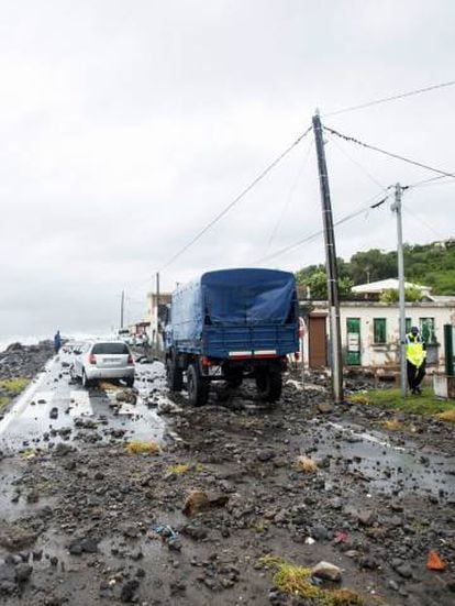 Una carretera destrozada en la isla de Martinica (caribe francés) tras le paso del Huracán María, este martes.