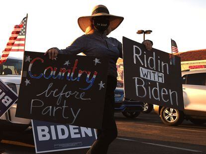 Miembros de un grupo republicano de Arizona se manifiestan a favor de Biden, el 16 de octubre en Phoenix.