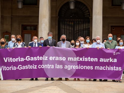 El diputado general de Álava, Ramiro González, y el alcalde de Vitoria, Gorka Urtaran, encabezan la concentración de condena por el asesinato de una mujer vitoriana en Murchante (Navarra).