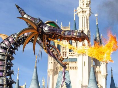 El dragón de Maléfica durante un desfile frente al castillo de Cenicienta en el parque Magic Kingdom de Orlando.