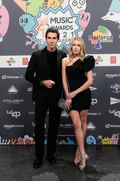 Daniela Svedin Figo, hija del exfutbolista Figo, y el modelo Beltrán Lozano. Ella lleva un vestido de Roberto Diz y él, un traje de Armani.