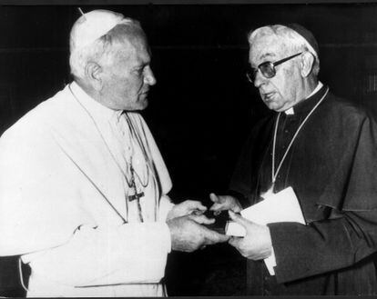 El papa Juan Pablo II con el cardenal Vicente Enrique y Tarancón, arzobispo de Madrid, durante una audiencia con el Vaticano en un foto de archivo.