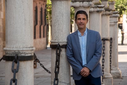 El alcalde de Alcalá de Henares, Javier Rodríguez Palacios, en las columnas delante de la sede de la Universidad.