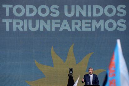El presidente argentino, Alberto Fernández, se dirige a los militantes peronistas movilizados en Plaza de Mayo.