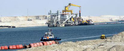 Trabajos de dragado del nuevo Canal de Suez en Ismailia, en Egipto, ayer. 