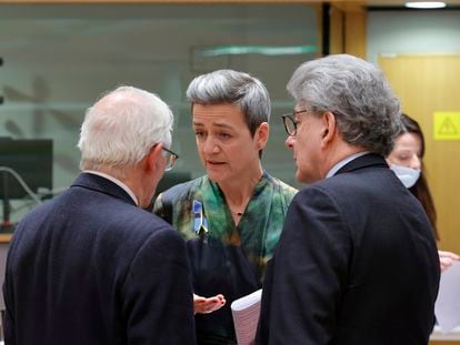 La vicepresidenta europea, Margrethe Vestager, charla con el alto representante para la Política Exterior de la UE, Josep Borell, (a la izquierda) y el comisario europeo de Mercado Interior, Thierry Breton.