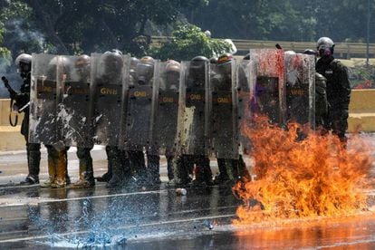 Manifestantes se enfrentan a la Guardia Nacional Bolivariana hoy en Caracas.