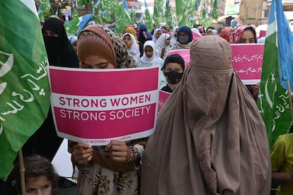 Activistas del partido pakistaní Jamaat-e-Islami (JI) apoyan pancartas y pancartas de la formación islamista mientras marchan en Lahore, este miércoles.