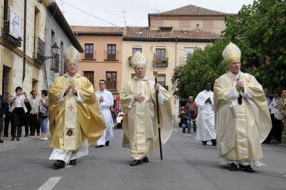 Juan Antonio Reig Pla (centro), en su toma de posesi&oacute;n como obispo de Alcal&aacute; de Henares, en 2009.