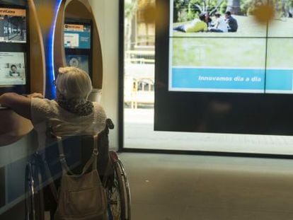 Uno de los cajeros de CaixaBank adaptados para personas con discapacidad.