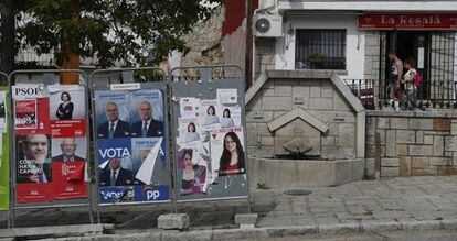 Carteles electorales pegados en una calle de Bustarviejo. 