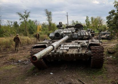 Un tanque ruso abandonado en la ciudad de Izium, recuperada por las tropas de Ucrania, el pasado 20 de septiembre.