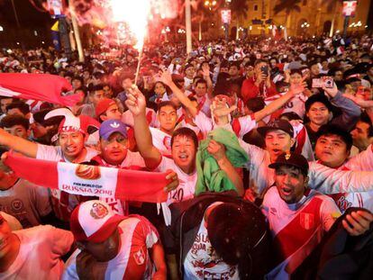 Miles de hinchas festejan en Lima la clasificaci&oacute;n de su pa&iacute;s al Mundial de Rusia 2018.