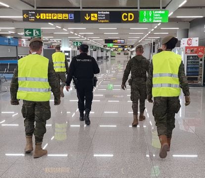 Miembros de la Policía Nacional y del Ejército en el aeropuerto de Palma.