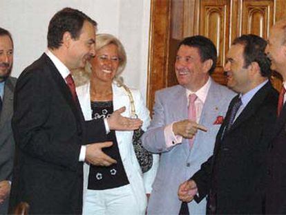 De izquierda a derecha, el alcalde de Lugo, José López Orozco; José Luis Rodríguez Zapatero, la alcaldesa de Vigo, Corina Porro; el regidor de A Coruña, Francisco Vázquez; el de Lalín, Xosé Crespo, y el de Ourense, Manuel Cabezas.