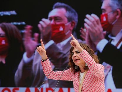 La ministra de Hacienda, María Jesús Montero, en su intervención en el 14º Congreso Regional del PSOE-A celebrado este sábado en Torremolinos (Málaga). En la pantalla, Juan Espadas, secretario general del PSOE-A.