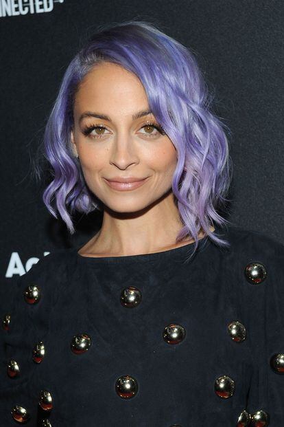 Nicole Richie apuesta por el morado.