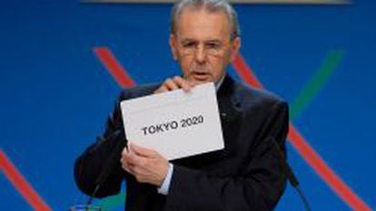 El presidente del Comité Olímpico Internacional, Jacques Rogge, muestra el nombre de la ciudad ganadora, Tokio.