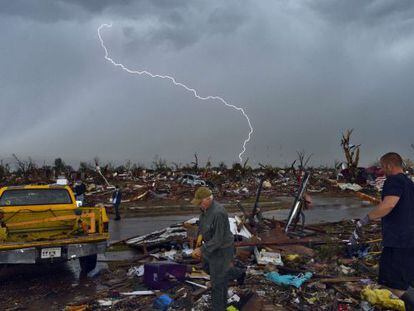 Las fuertes tormentas retrasan las labores de recuperación en Oklahoma