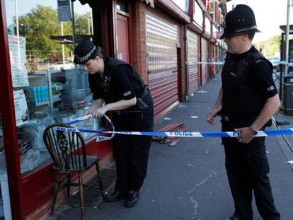 La policía acordona una calle de Moss Side, donde ha sido detenido el último sospechoso.