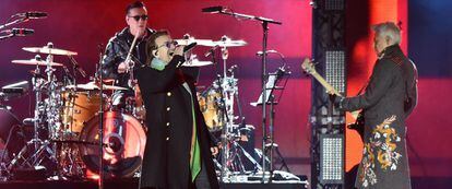 La banda de rock irlandesa, U2, en concierto.