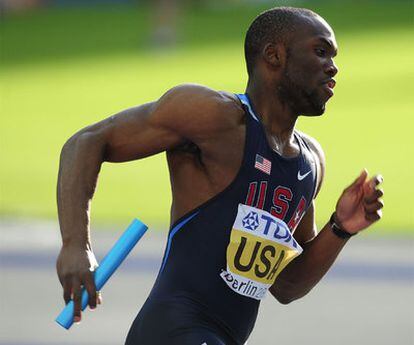 Merritt porta el testigo durante la final del 4x400 en el Mundial de Berlín 2009.