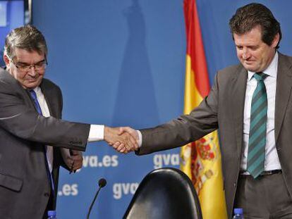 Jos&eacute; Manuel Vela, a la izquierda, tras dimitir, junto al vicepresidente Jos&eacute; Ciscar.