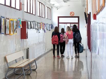 Último día de clase, antes del cierre escolar de marzo de 2020, en un instituto público valenciano.