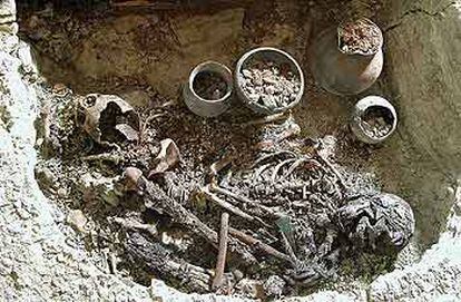 Los restos momificados, tal como aparecieron en el interior de la tumba de Galera.