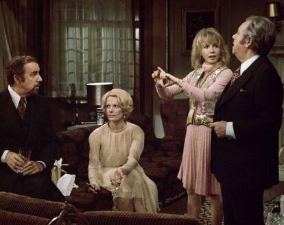 En 'El discreto encanto de la burguesía' (1972), el clásico de Luis Buñuel, sus protagonistas beben mucho en casa, beben rico y beben bien.