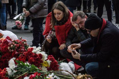 Flors pels morts en l'accident, a l'aeroport de Sant Petersburg.