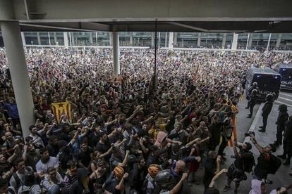 Manifestación del Tsunami Democràtic en el aeropuerto de Barcelona.