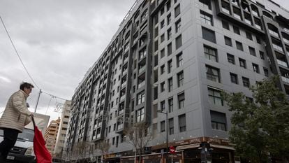 Edificio de viviendas de las calles Trafalgar, Luis Bolinches Company e Higinio Noja, en Valencia, cubierto por planchas de composite y cercano a la ubicación de una falla.