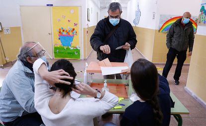 Un hombre ejerce su derecho al voto en Madrid. Para la jornada electoral se han constituido 7.265 mesas electorales en 1.084 locales.