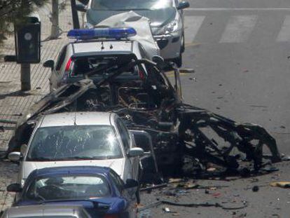 Estado en el que quedó el vehículo de la Guardia Civil tras estallar la bomba que costó la vida, en julio de 2009, a dos agentes en Calvià.