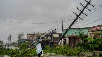 Postes de luz y ramas caías en una calle de Pinar del Río tras huracán 'Ian', este miércoles.