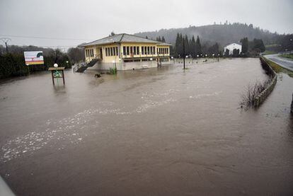 Zona inundada por el desbordamiento del río Azúmara, en Castro de Rei (Lugo).