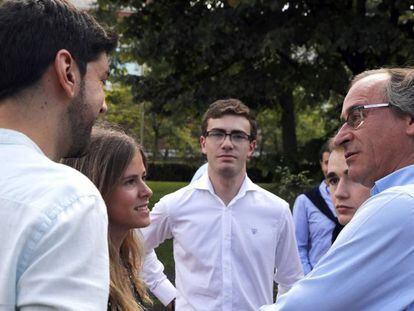 El presidente del PP en el País Vasco, Alfonso Alonso, con jóvenes de las Nuevas Generaciones.