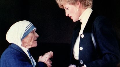 Diana de Gales saluda a Teresa de Calcuta durante su encuentro en Roma, en febrero de 1992.
