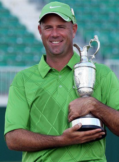 El golfista estadounidense Stewart Cink posa con su trofeo tras proclamarse vencedor del 138º Open británico de Golf.