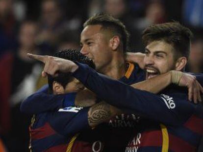 Alegr&iacute;a de los jugadores del Barcelona tras el gol de Piqu&eacute;. 