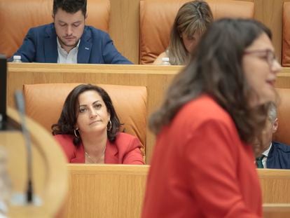 La socialista Concha Andreu observa a la entonces diputada de Podemos, Raquel Romero, durante la sesión de investidura, en agosto de 2019.