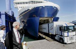 Desembarque de camiones procedentes de la ciudad francesa de Nantes en el puerto del Musel, en Gijón.