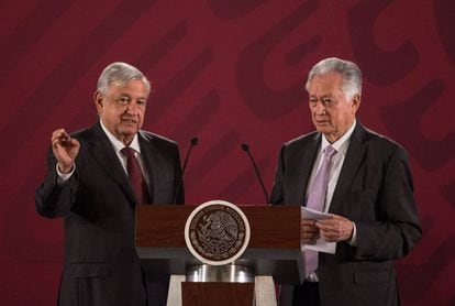 Bartlett y Lópeoz Obrador, en una coferencia mañanera