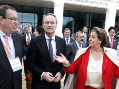 El presidente de los hoteleros españoles Joan Molas con Alberto Fabra y Rita Barberá.